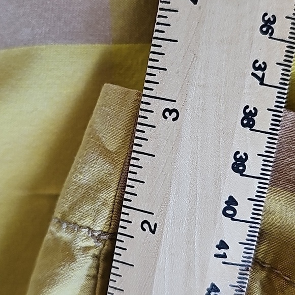 Old Nave women's shorts. Yellow and tan. 4 pockets. Size 8 good used condition. - Picture 4 of 10